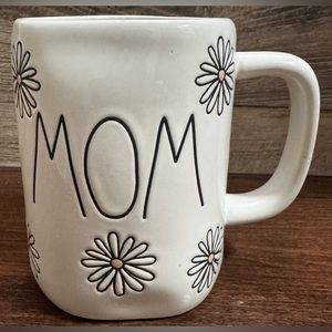 Super Cute 🥰 Rae Dunn By Magenta MOM with Daisies on it 🌼 🌼 Ceramic Mug - NEW